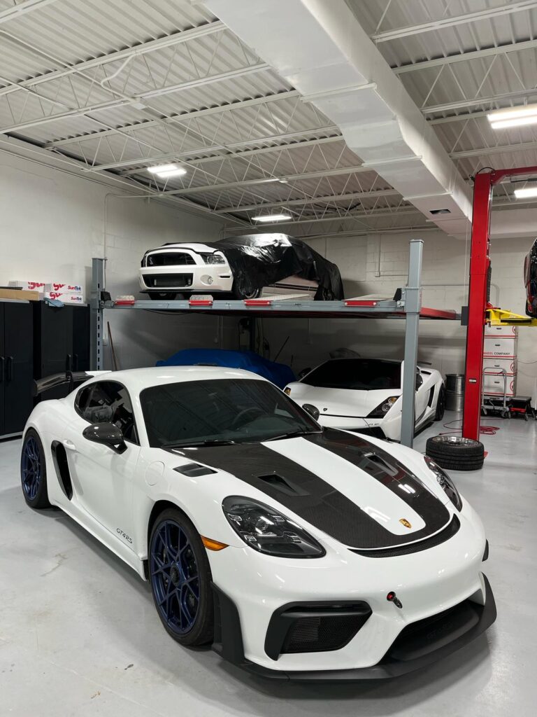 Porsche GT4RS blanco en taller de Orlando. Ventanas tintadas.
